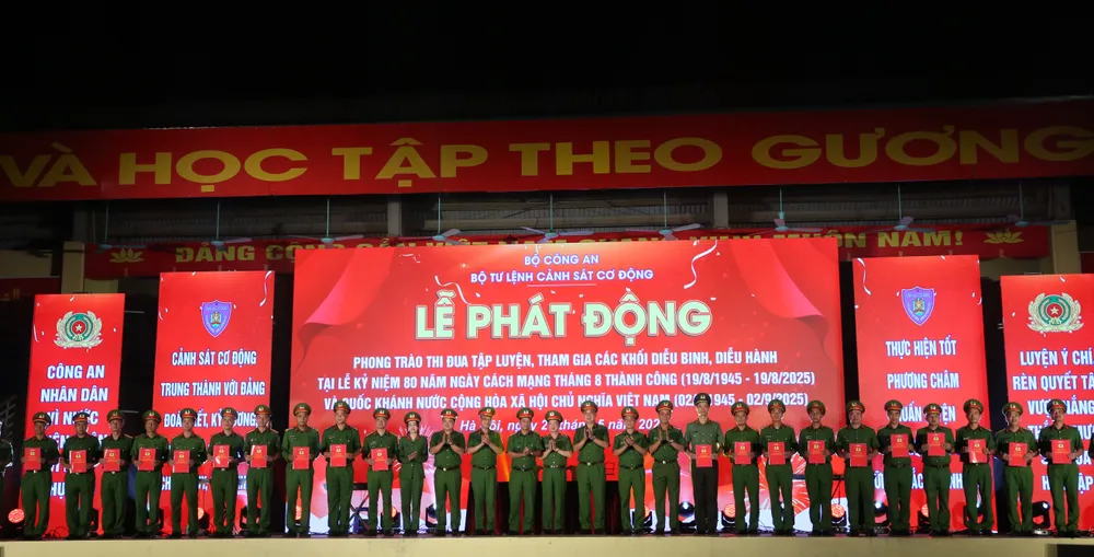Lãnh đạo, chỉ huy các đơn vị ký kết thi đua hoàn thành xuất sắc nhiệm vụ A80. Ảnh: VỮNG NGUYỄN Luc-luong-Cong-an-nhan-dan-quyet-tam-hoan-thanh-xuat-sac-nhiem-vụ-A80-2.JPG