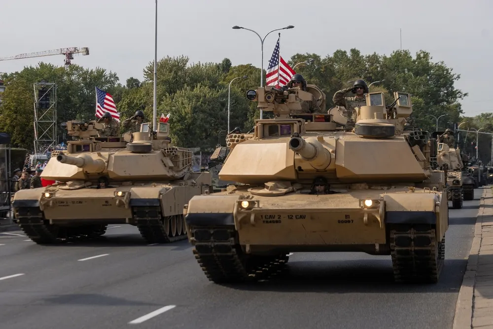 Xe tăng Abrams của quân đội Mỹ tham gia lễ duyệt binh tại Ba Lan tháng 8-2024. Ảnh: AFP Chờ đợi gì ở màn duyệt binh kỷ niệm 250 năm thành lập lục quân Mỹ