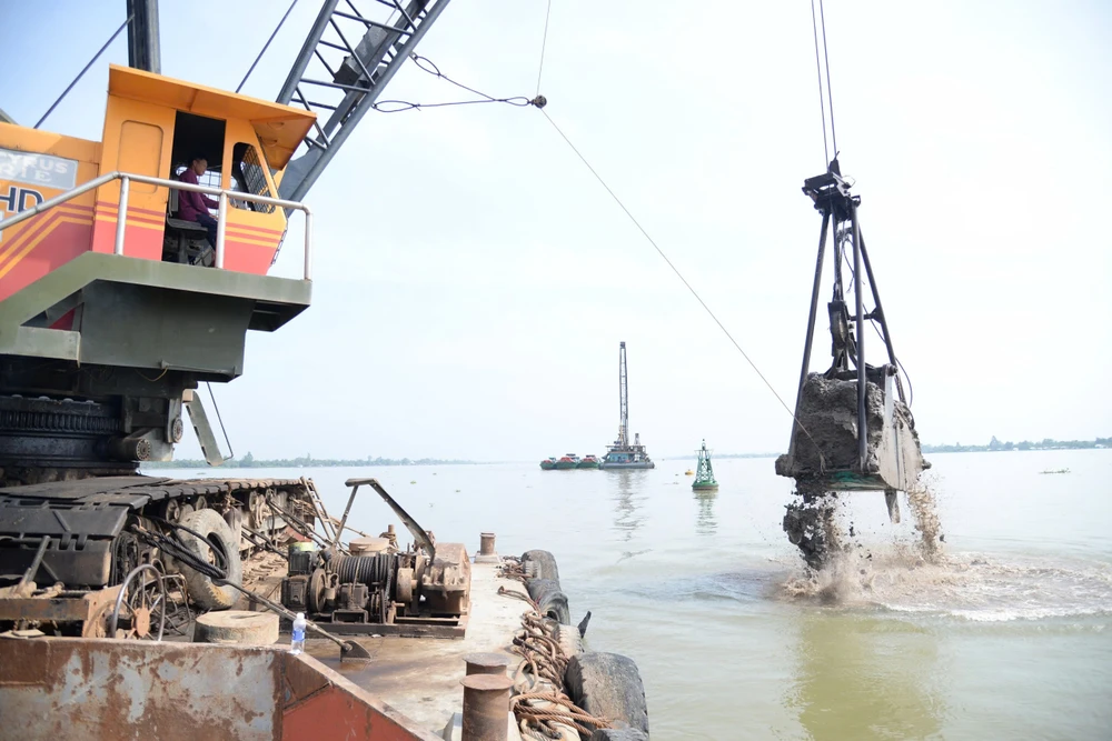 Một trong 12 mỏ cát đang được khai thác tại Tiền Giang phục vụ các công trình trọng điểm phía Nam. 1 trong 12 mỏ cát đang được khai thác tại Tiền Giang phục vụ các công trình trọng điểm phía Nam.