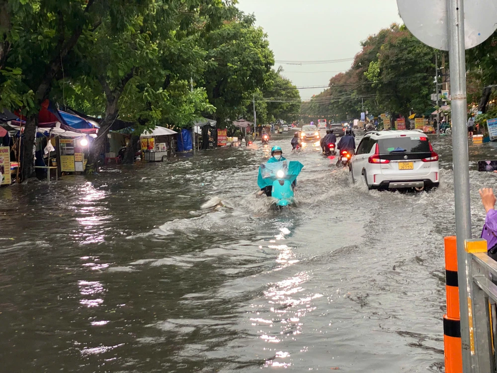 Đường Đặng Thùy Trâm quận Bình Thạnh ngập hơn nửa bánh xe. Ảnh: N.NGỌC bbc2f5a3b60704595d16.jpg