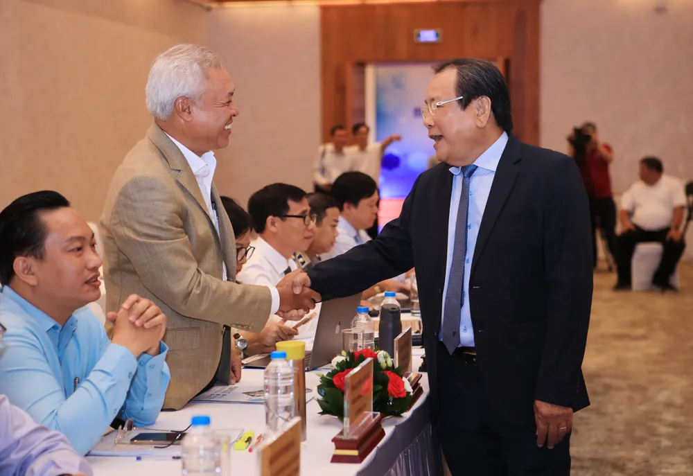 LS Lê Hồng Nguyên, Ủy viên Ban Thường vụ Liên đoàn LS Việt Nam, đang bắt tay ông Mai Ngọc Phước (bên phải ảnh), Tổng Biên tập Báo Pháp Luật TP.HCM. Ảnh: NGUYỆT NHI 1000023030.jpg