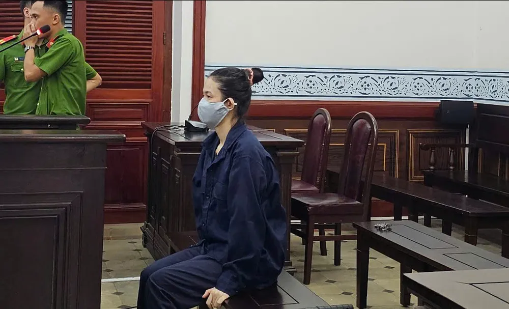 Bị cáo Nguyễn Thùy Chi tại phiên tòa sơ thẩm. Ảnh: SONG MAI Bị cáo Nguyễn Thùy Chi đã lập các Facebook ảo và hư cấu ra các nhân vật thành đạt, thành công trong lĩnh vực đầu tư... để lừa bạn bè đầu tư Bitcoin