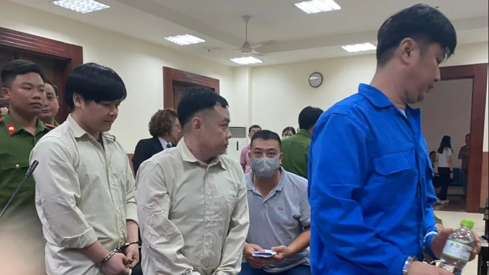 Các bị cáo sau khi hoãn phiên tòa phúc thẩm. Ảnh: SONG MAI cháy quán karaoke An Phú